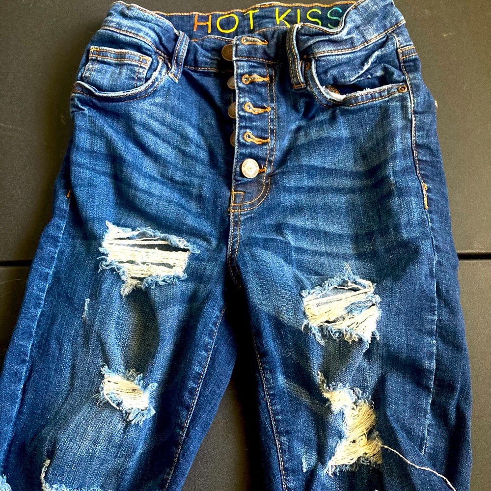 Hot kiss ripped Jean shorts